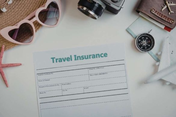 Un formulaire de meilleure assurance voyage entouré d'accessoires de voyage comme un passeport, une boussole et des lunettes de soleil.